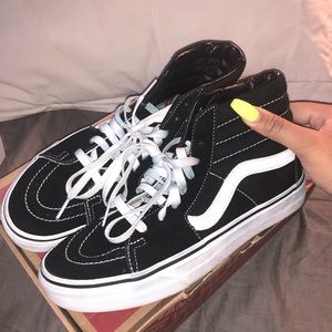 Vans sk8 hi black and white